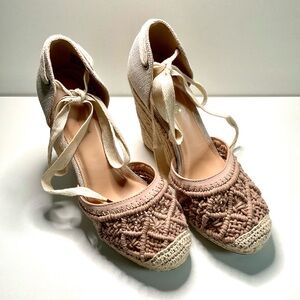 NWOT Shoe Dazzle Wrap Espadrilles Beige Crocheted W 8.5